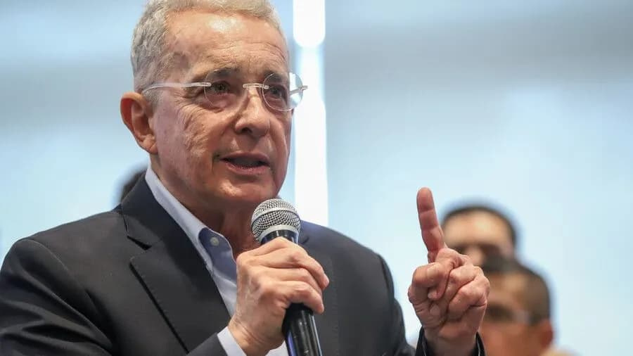 El expresidente Álvaro Uribe Vélez en una reunión reciente con la bancada del Centro Democrático. Foto: Colprensa – Catalina Olaya.