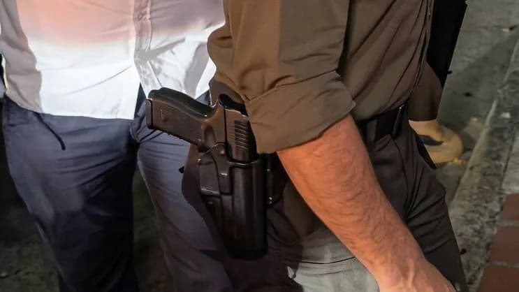 ¿Cuál es el arma que portaba el presidente De la Espriella durante su recorrido por Santa Marta?