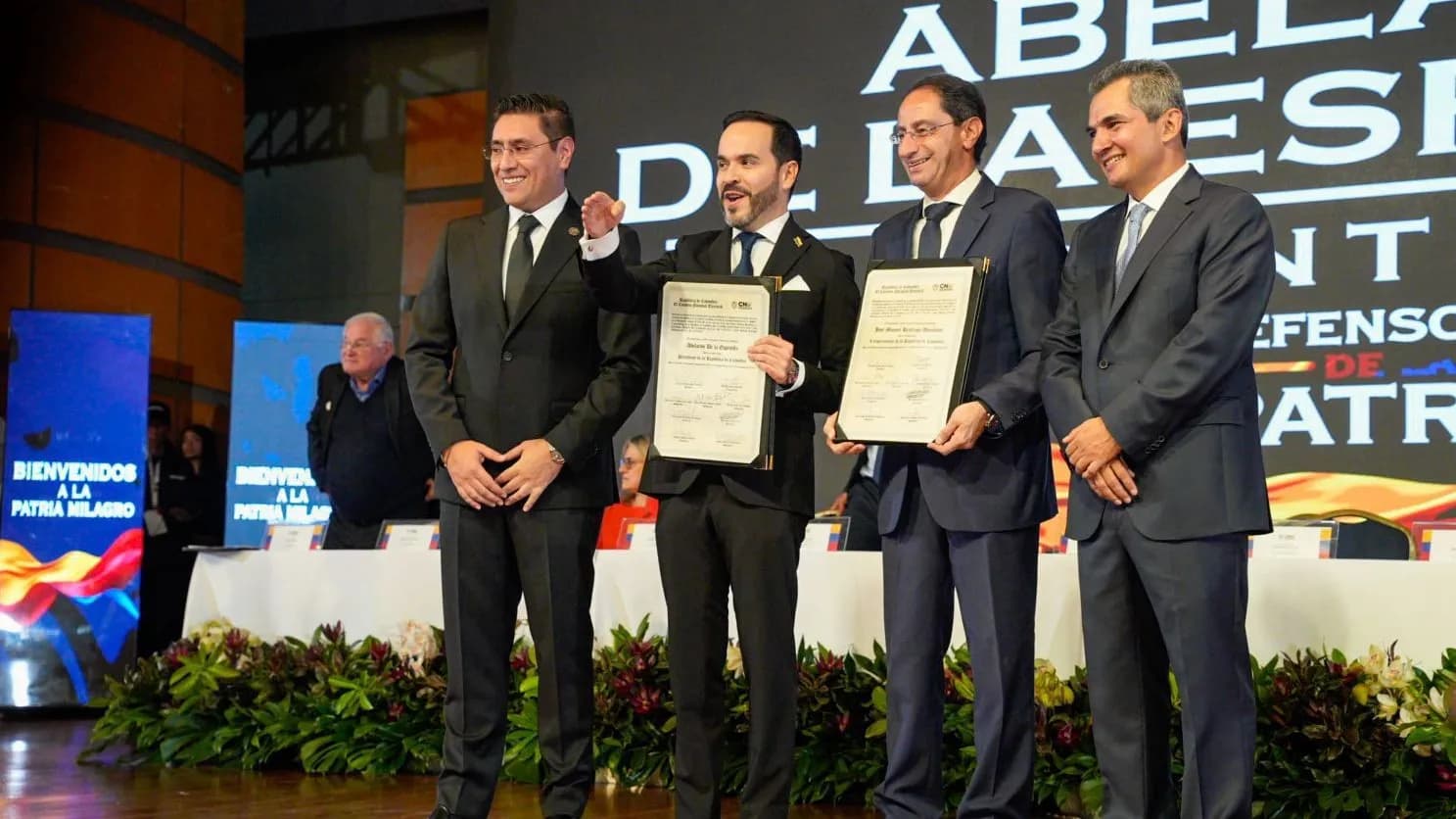 Abelardo de la Espriella anunció un plazo de un mes para que los grupos armados ilegales se sometan al Estado de derecho. Créditos: Colprensa