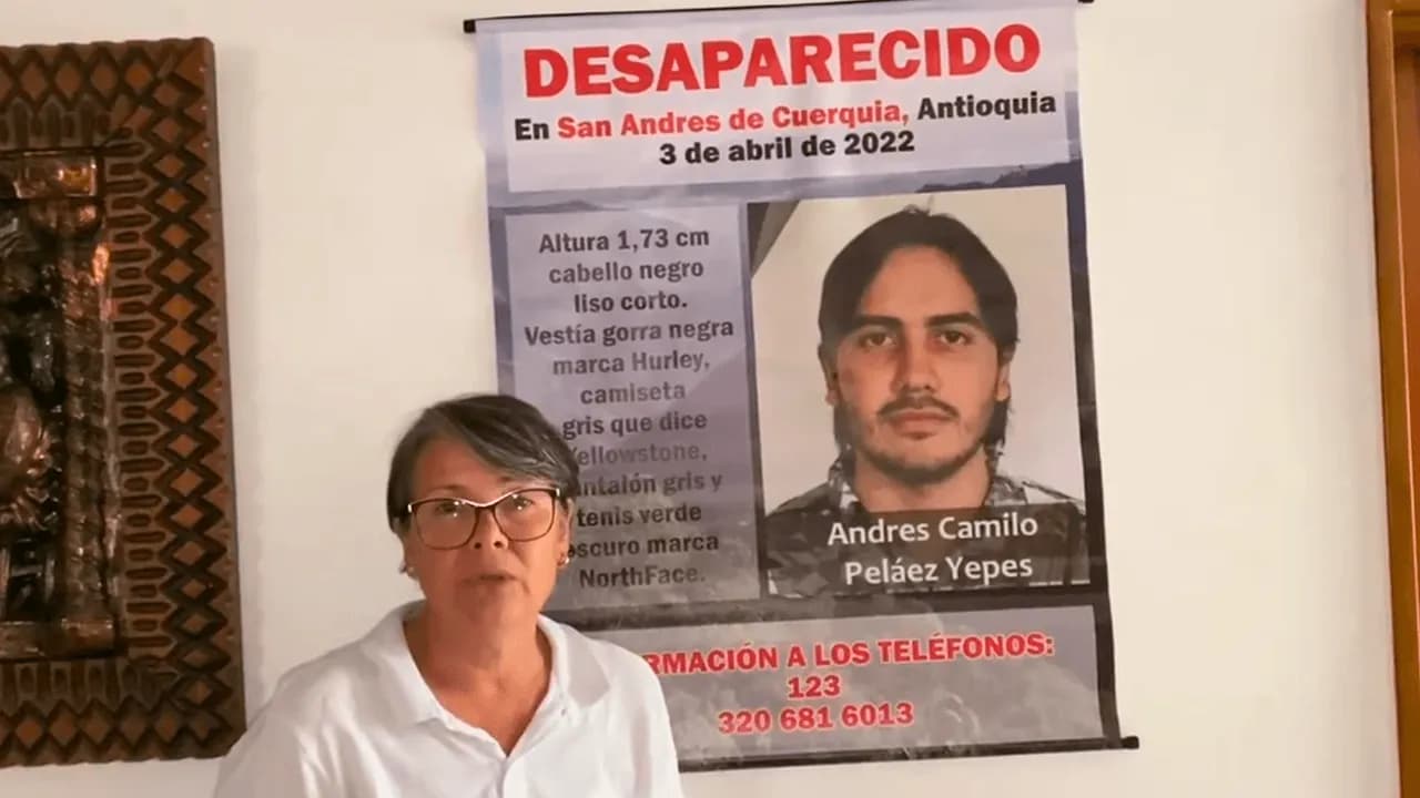 Claudia Yepes, frente al aviso de desaparecido de Andrés Camilo Peláez. Crédito: Redes sociales.
