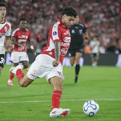 Nahuel Bustos, uno de los titulares de Santa Fe en el Monumental. Créditos: Colprensa 