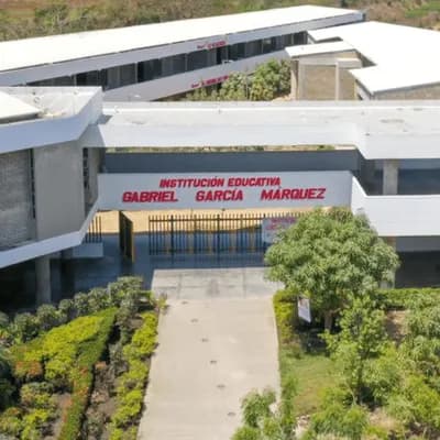 Menor de 17 años ingresó con un arma a colegio de Medellín: intimidó a los estudiantes y terminó herido