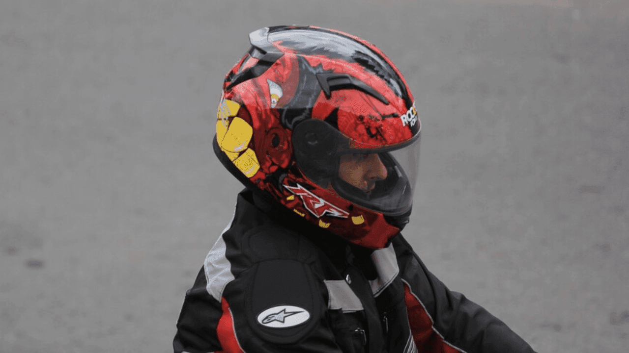 Alerta sobre cascos compartidos en motos: estudios revelan bacterias, hongos y hasta materia fecal 