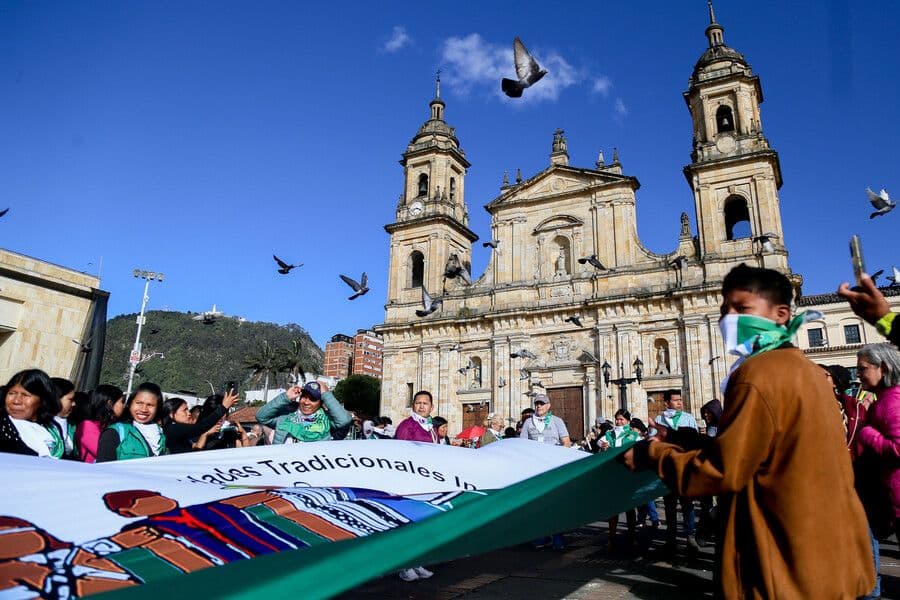 Bogotá. Octubre 24 de 2025. Cientos de personas se reúnen en la plaza de Bolívar en apoyo al gobierno del presidente Gustavo Petro y en apoyo a la Asamblea Nacional Constituyente. (Colprensa - Lina Gasca) Bogotá. Octubre 24 de 2025. Cientos de personas se reúnen en la plaza de Bolívar en apoyo al gobierno del presidente Gustavo Petro y en apoyo a la Asamblea Nacional Constituyente. (Colprensa - Lina Gasca)