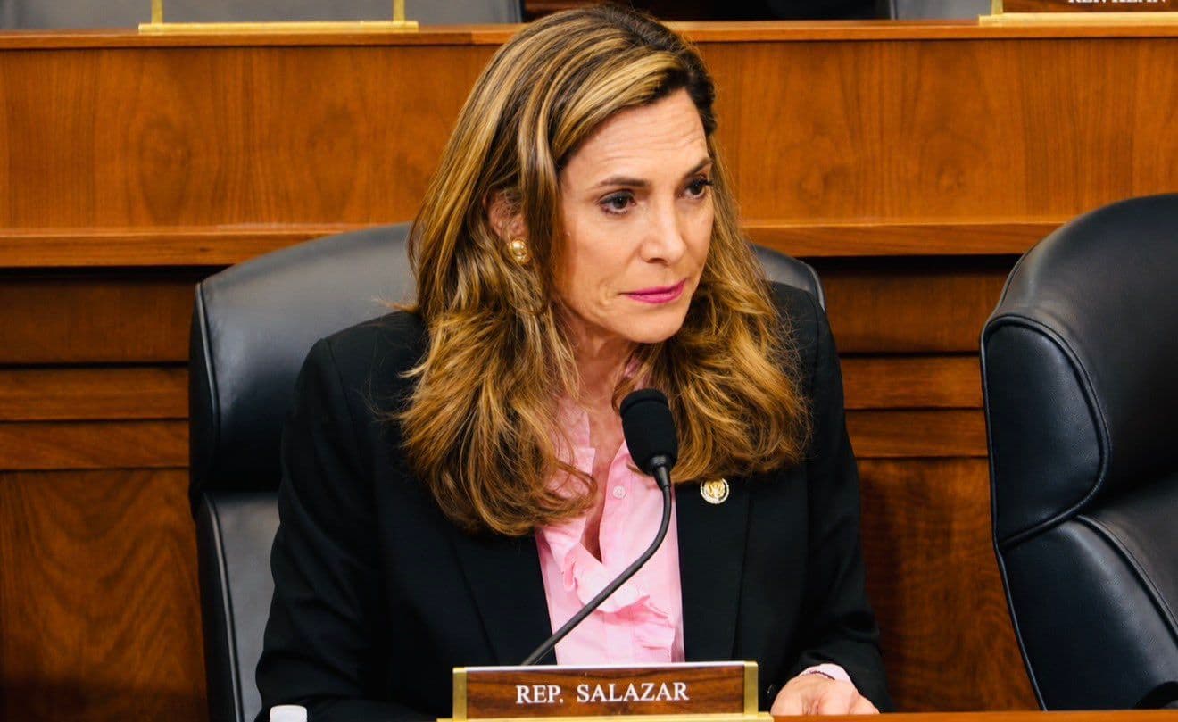 “Se les fue la mano”: republicana María Elvira Salazar se pronuncia tras la muerte de un colombiano a manos del ICE “Se les fue la mano”: republicana María Elvira Salazar se pronuncia tras la muerte de un colombiano a manos del ICE