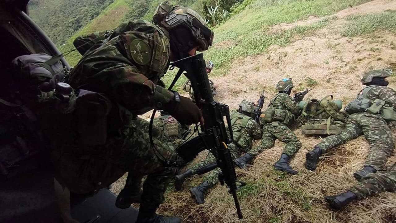 Desembarco de militares de un helicóptero Desembarco de militares de un helicóptero