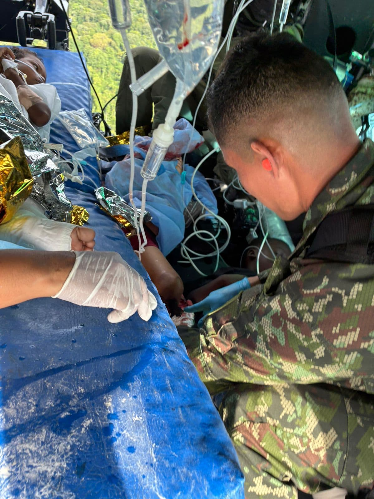 La lucha contra el reloj de un rescatista del Ejército para salvar la vida de cuatro niños tras activar una mina antipersonal La lucha contra el reloj de un rescatista del Ejército para salvar la vida de cuatro niños tras activar una mina antipersonal