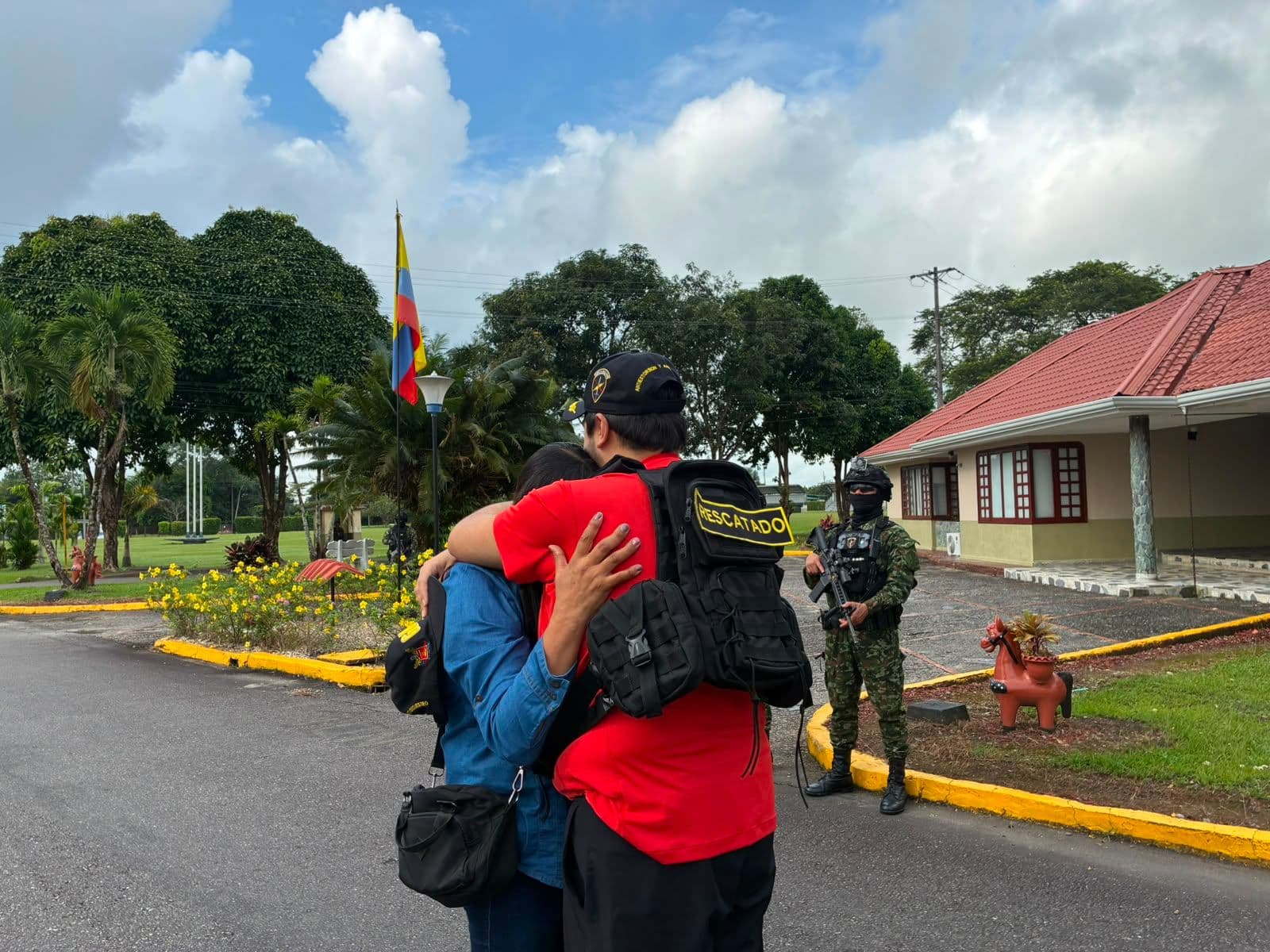 Ell reencuentro después de once meses entre madre e hijo. Foto: Ejército Nacional. Ell reencuentro después de once meses entre madre e hijo. Foto: Ejército Nacional.