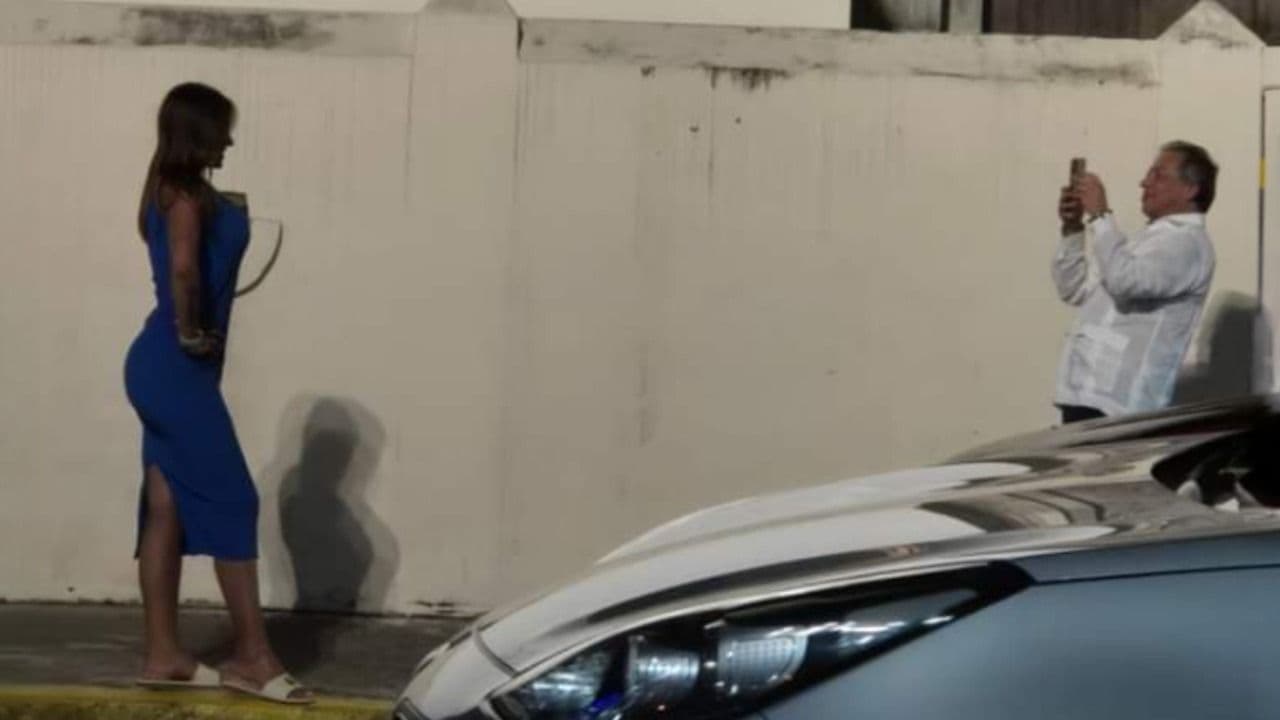 El presidente Gustavo Petro, fotografiando a quien sería su pareja sentimental. El presidente Gustavo Petro, fotografiando a quien sería su pareja sentimental.
