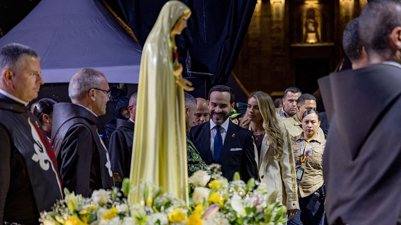 El presidente de la República, Abelardo de la Espriella, y su esposa, Ana Lucía Pineda, durante la coronación solemne de una imagen de la Santísima Virgen María. Foto: Joel González / Presidencia. El presidente de la República, Abelardo de la Espriella, y su esposa, Ana Lucía Pineda, durante la coronación solemne de una imagen de la Santísima Virgen María. Foto: Joel González / Presidencia.