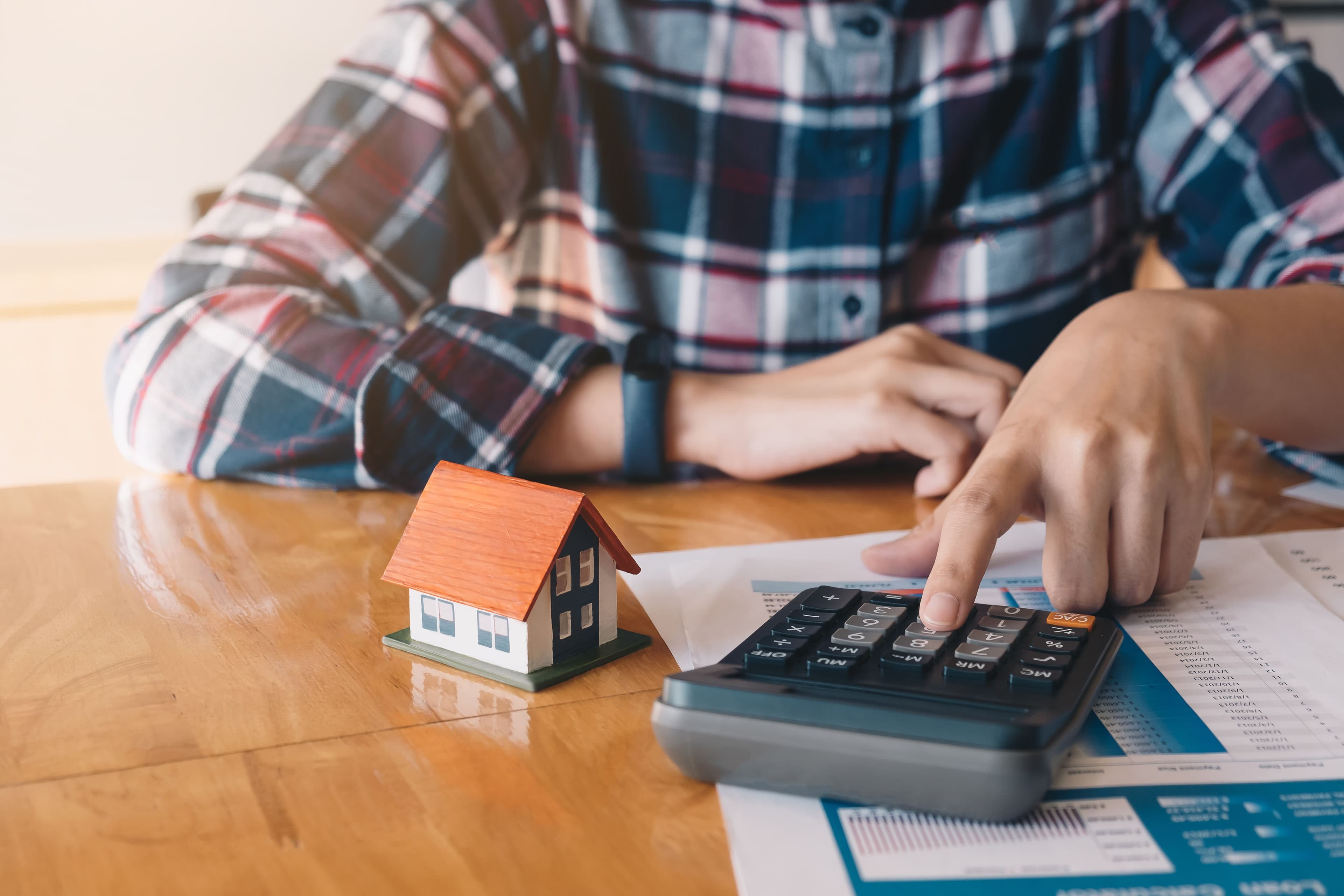 photologuephotos2023-08mujer-que-calcula-presupuesto-antes-firmar-contrato-proyecto-inmobiliario-modelo-casa-mesa-casajpg photologuephotos2023-08mujer-que-calcula-presupuesto-antes-firmar-contrato-proyecto-inmobiliario-modelo-casa-mesa-casajpg