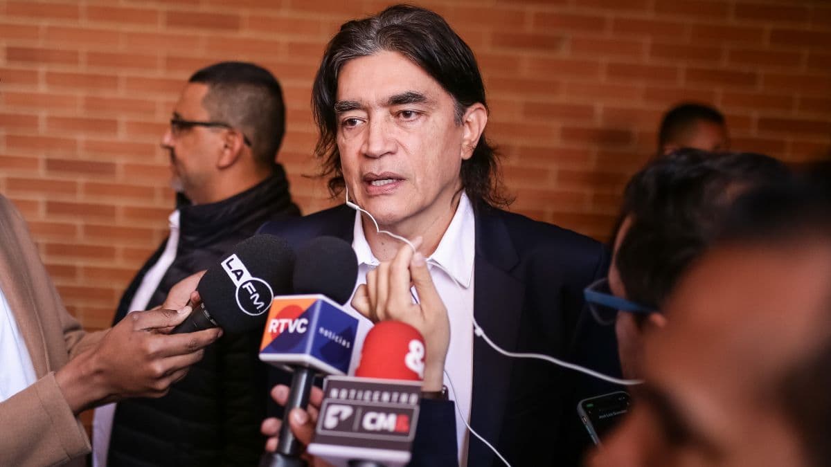 photologuephotos2023-07gustavo_bolivar_bogota_bilinguejpg photologuephotos2023-07gustavo_bolivar_bogota_bilinguejpg
