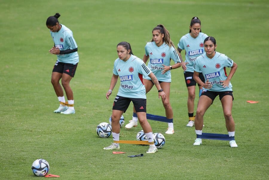 photologuephotos2023-08regalo_a_seleccion_femenina_de_futboljpg photologuephotos2023-08regalo_a_seleccion_femenina_de_futboljpg