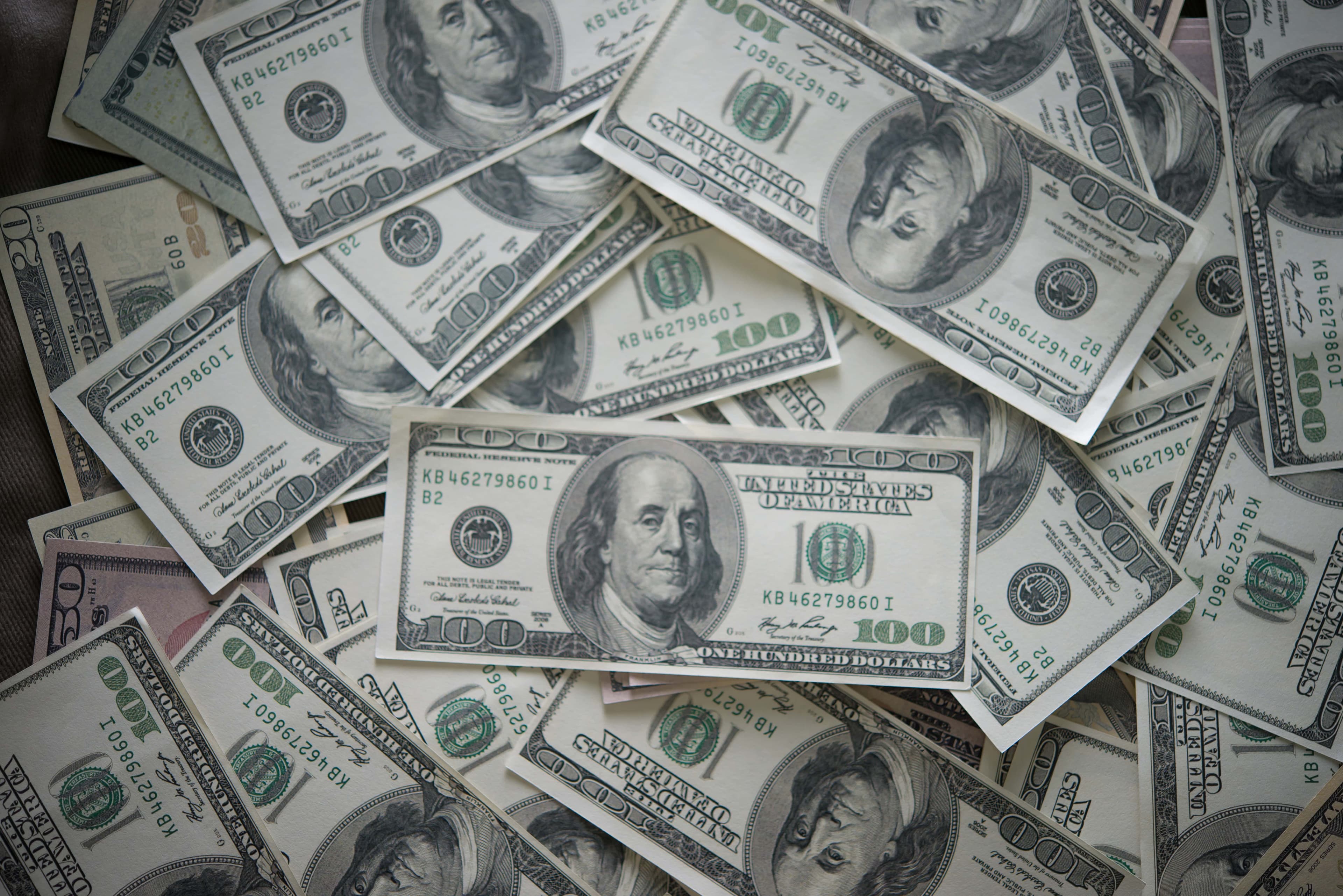 photologuephotos2023-08billie-dolar-fondo-dinero-min_1jpg photologuephotos2023-08billie-dolar-fondo-dinero-min_1jpg