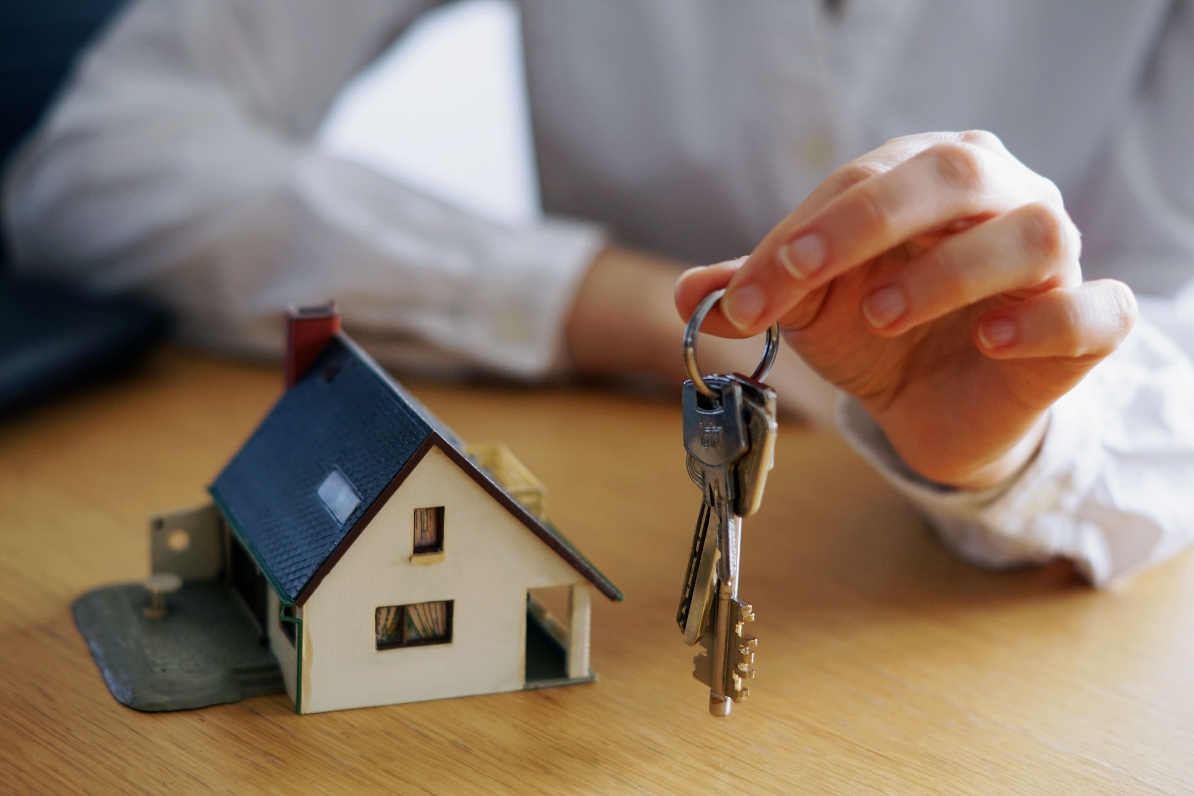 photologuephotos2025-03closeup-shot-person-thinking-buying-selling-house_1jpg photologuephotos2025-03closeup-shot-person-thinking-buying-selling-house_1jpg