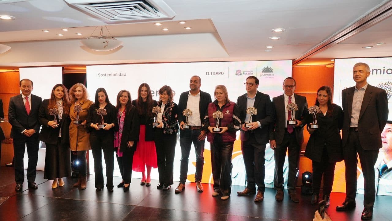 Ganadores del Premio Innova Mayor, entregado por Porvenir en alianza con la Universidad del Rosario Ganadores del Premio Innova Mayor, entregado por Porvenir en alianza con la Universidad del Rosario