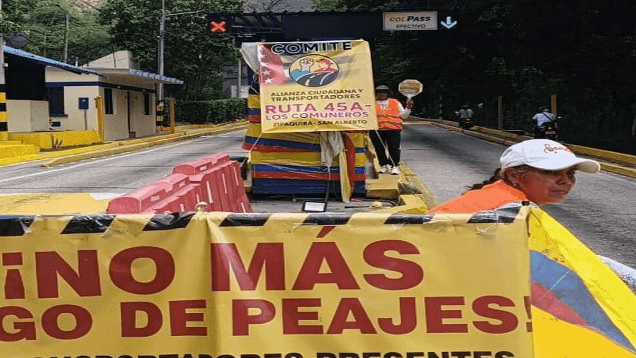 Imagen de una de las protestas en uno de los peajes. Foto Tomada de Redes Sociales. Imagen de una de las protestas en uno de los peajes. Foto Tomada de Redes Sociales.