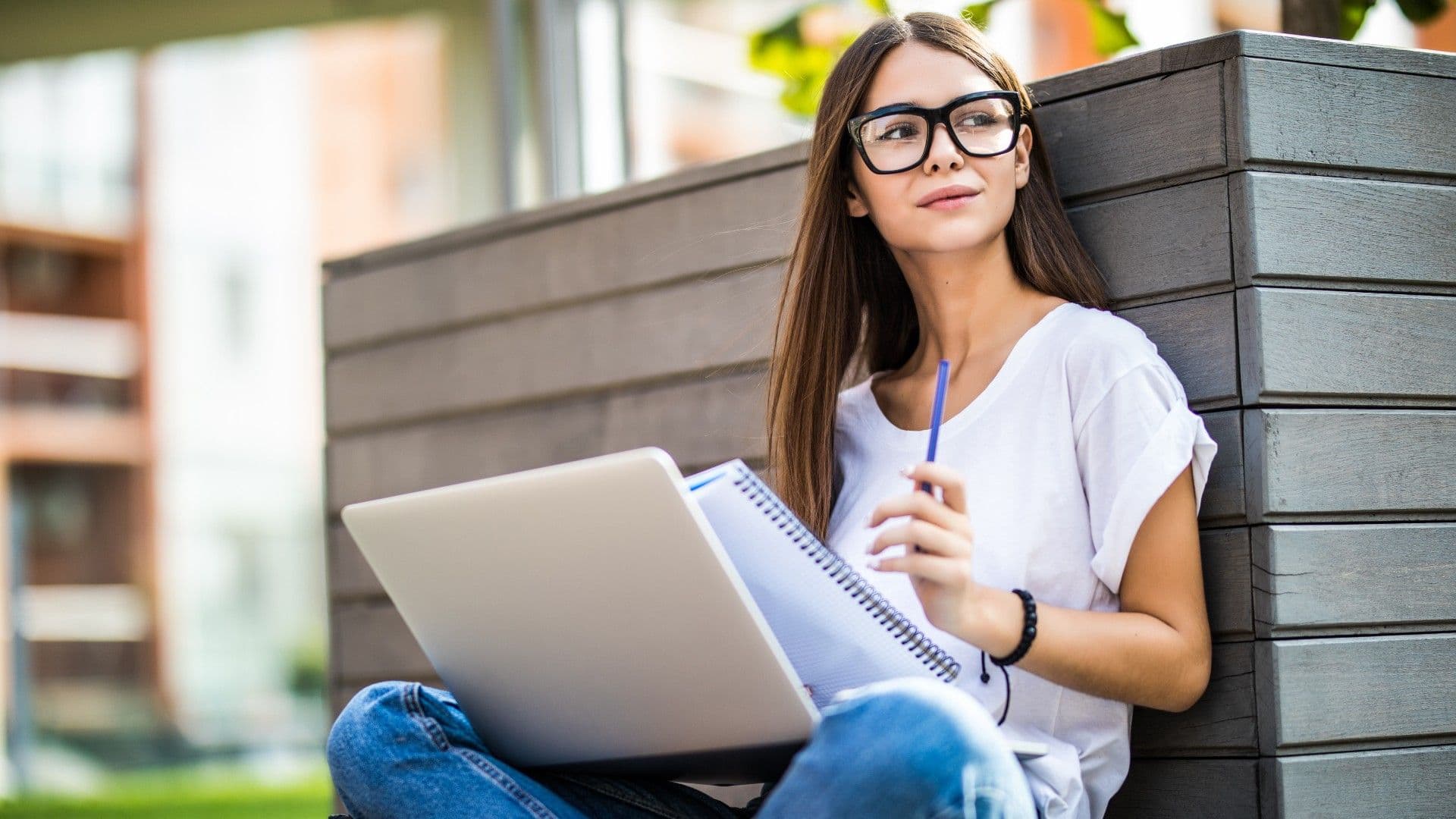 photologuephotos2023-03mujer-joven-feliz-ropa-casual-gafas-usando-computadora-portatil-moderna-tomando-notas-mientras-sentado-banco-calle-ciudadjpg photologuephotos2023-03mujer-joven-feliz-ropa-casual-gafas-usando-computadora-portatil-moderna-tomando-notas-mientras-sentado-banco-calle-ciudadjpg