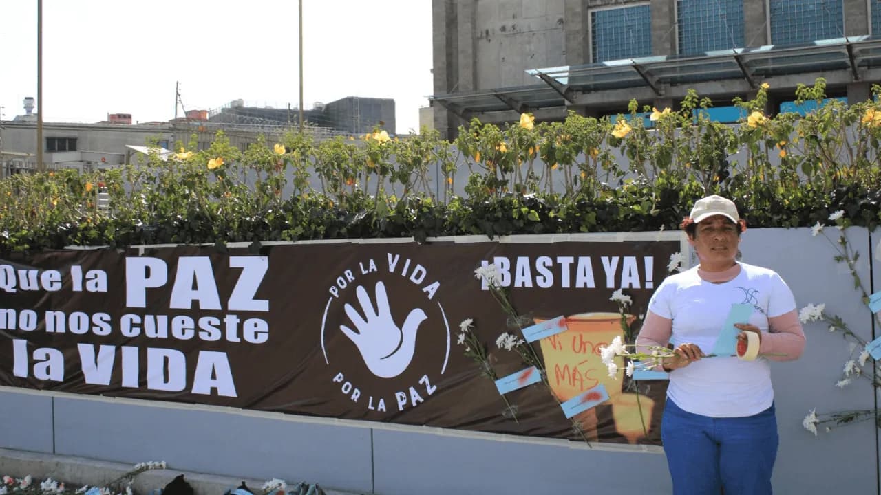 Protesta en el 2024 cuando viudas de diferentes territorios reclamaron frente a la Fiscalía por avances en los procesos de investigación. | Foto: Fundación Sin Olvidos Protesta en el 2024 cuando viudas de diferentes territorios reclamaron frente a la Fiscalía por avances en los procesos de investigación. | Foto: Fundación Sin Olvidos