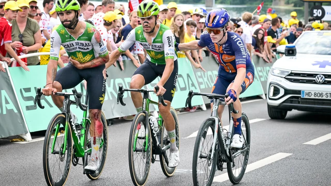 La caída de Fernando Gaviría cerca de la línea de meta del Tour de Francia con la que se despide de la competencia La caída de Fernando Gaviría cerca de la línea de meta del Tour de Francia con la que se despide de la competencia