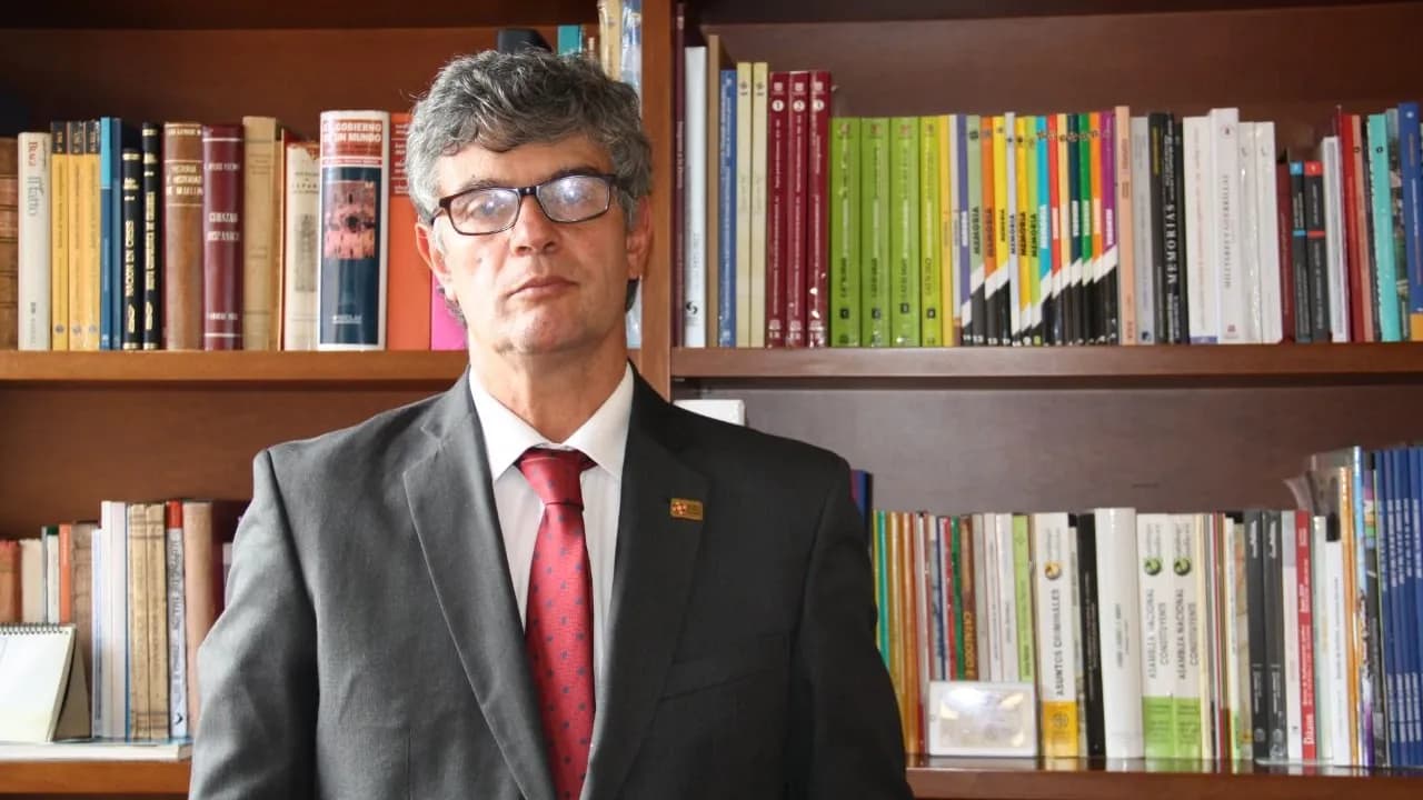 Quién es Enrique Serrano, el filósofo que De la Espriella nombró para liderar su "batalla cultural" Quién es Enrique Serrano, el filósofo que De la Espriella nombró para liderar su "batalla cultural"