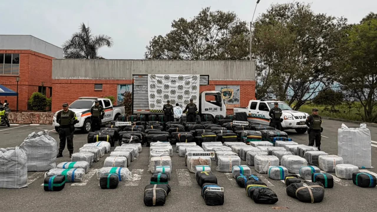 Incautan cerca de cuatro toneladas de marihuana en el Valle del Cauca: el cargamento estaría avaluado en más de 3.000 millones de pesos Incautan cerca de cuatro toneladas de marihuana en el Valle del Cauca: el cargamento estaría avaluado en más de 3.000 millones de pesos
