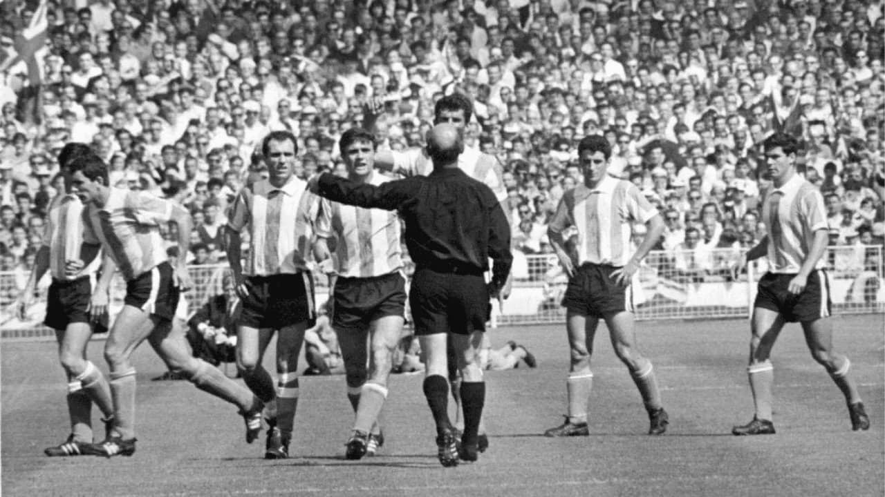 Antonio Rattín es expulsado en el partido contra Inglaterra en el Mundial de 1966. Créditos: Wikimedia Commons Antonio Rattín es expulsado en el partido contra Inglaterra en el Mundial de 1966. Créditos: Wikimedia Commons