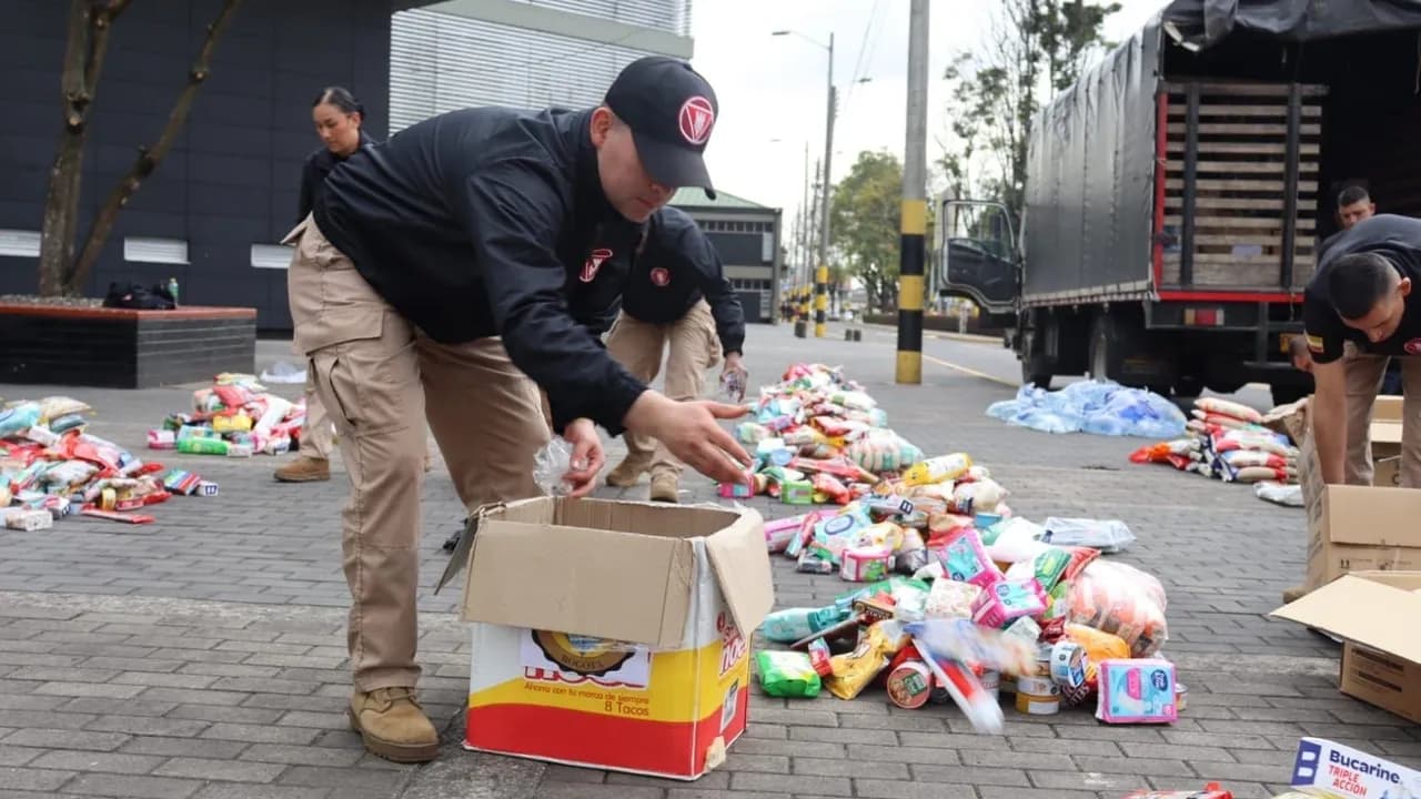 25 toneladas de alimentos, cobijas, colchonetas y otros elementos destinados a las familias afectadas por el terremoto. Foto: Ejército Nacional. 25 toneladas de alimentos, cobijas, colchonetas y otros elementos destinados a las familias afectadas por el terremoto. Foto: Ejército Nacional.