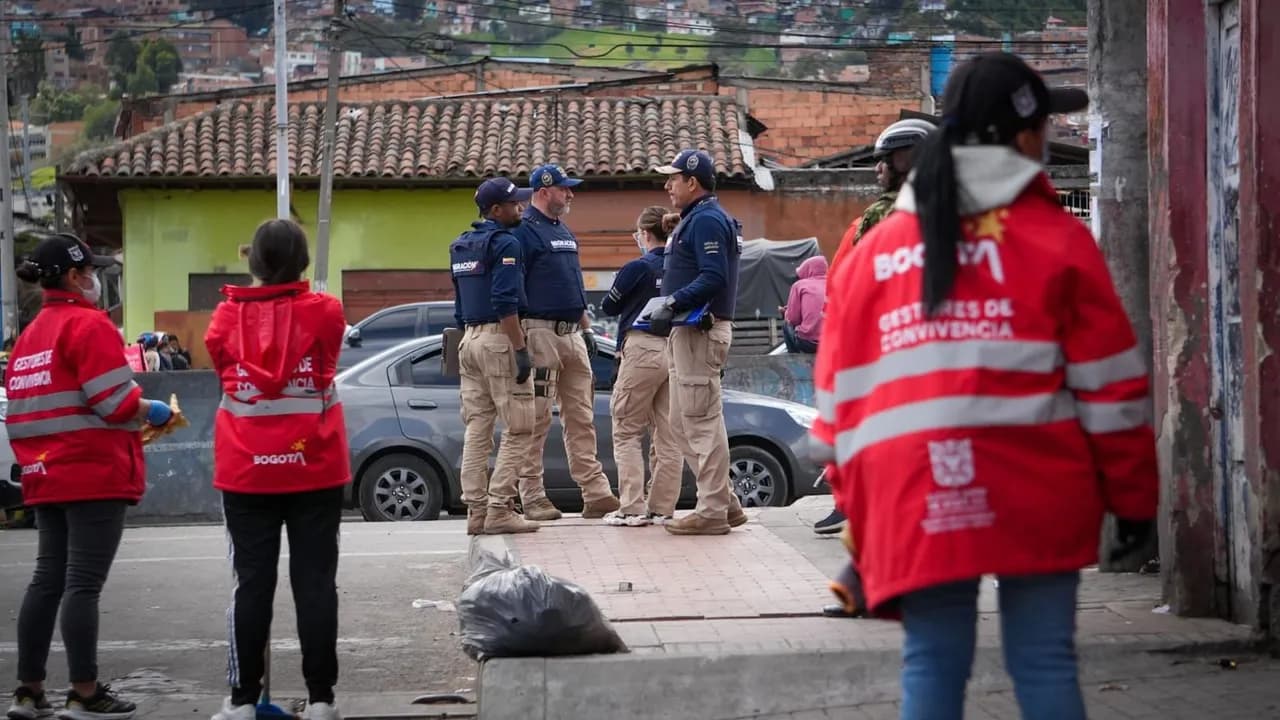 Operativo en Bogotá deja 24 cambuches desmontados y 110 armas blancas incautadas en San Bernardo y Tercer Milenio Operativo en Bogotá deja 24 cambuches desmontados y 110 armas blancas incautadas en San Bernardo y Tercer Milenio