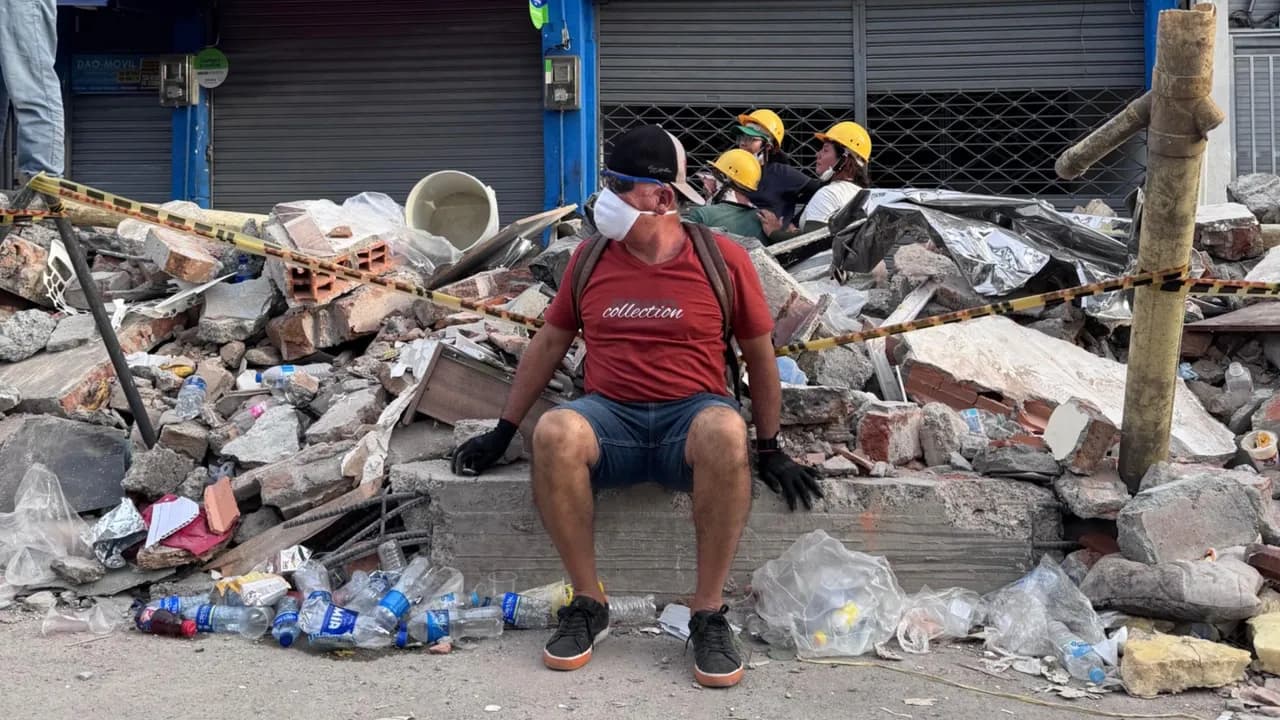voluntario civil para la atención del desastre por el terremoto en inmediaciones del Parque La Libertad en Pereira voluntario civil para la atención del desastre por el terremoto en inmediaciones del Parque La Libertad en Pereira