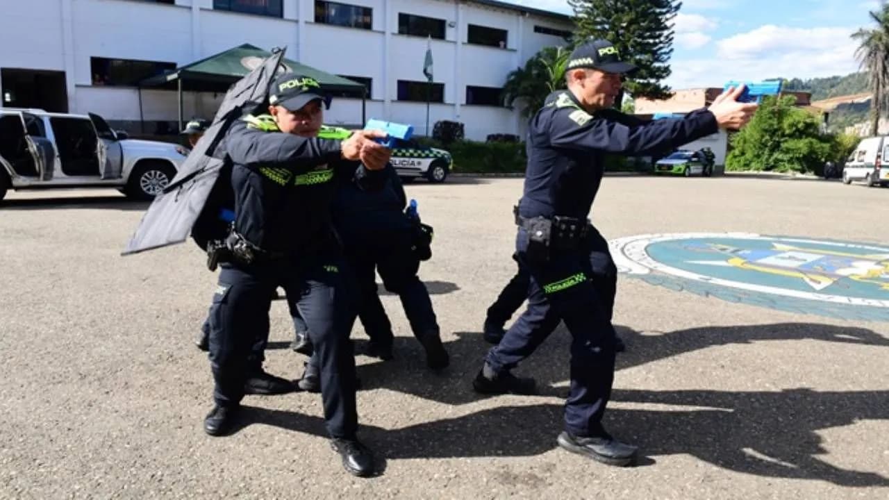 Policía tiene nuevo manual sobre cuándo usar sus armas de dotación: estas son todas las prohibiciones Policía tiene nuevo manual sobre cuándo usar sus armas de dotación: estas son todas las prohibiciones