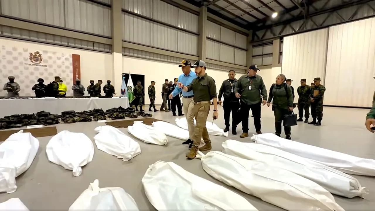 El presidente Abelardo de la Espriella camina entre los cadáveres de guerrilleros muertos en combate, en un video compartido en sus redes sociales. Foto: @ABDELAESPRIELLA. El presidente Abelardo de la Espriella camina entre los cadáveres de guerrilleros muertos en combate, en un video compartido en sus redes sociales. Foto: @ABDELAESPRIELLA.
