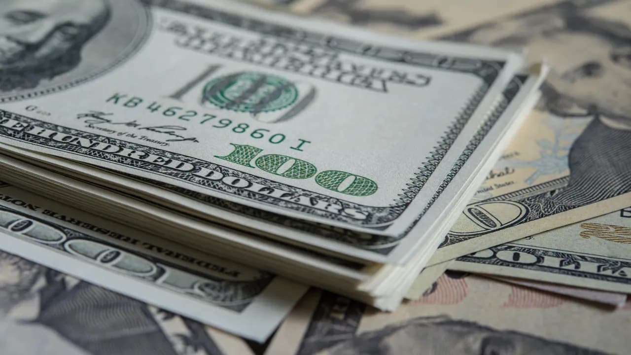 photologuephotos2023-08billie-dolar-fondo-dinero_1_min_1jpg photologuephotos2023-08billie-dolar-fondo-dinero_1_min_1jpg