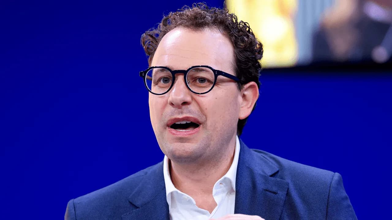 Dario Amodei, CEO de Anthropic: "Debemos frenar el ritmo en que mejoramos las capacidades de los modelos de IA" Dario Amodei, CEO de Anthropic: "Debemos frenar el ritmo en que mejoramos las capacidades de los modelos de IA"