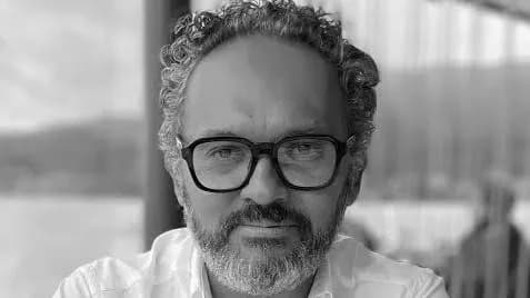 “La literatura todavía tiene el poder de la imaginación, eso es lo que nos queda”: Miguel Ángel Manrique “La literatura todavía tiene el poder de la imaginación, eso es lo que nos queda”: Miguel Ángel Manrique