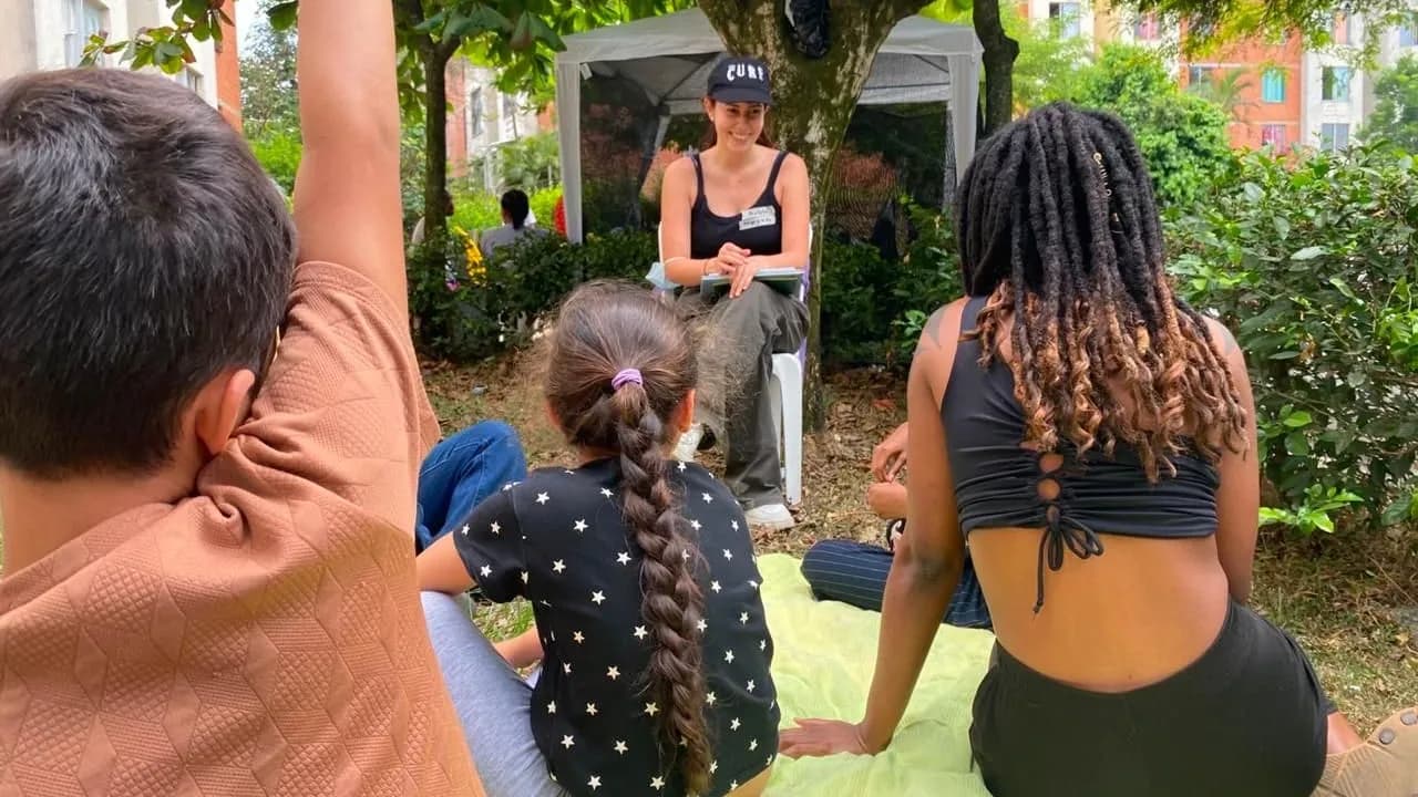 Niños participan en actividades de juego y acompañamiento emocional tras el terremoto en Cali. Créditos: Cortesía Niños participan en actividades de juego y acompañamiento emocional tras el terremoto en Cali. Créditos: Cortesía