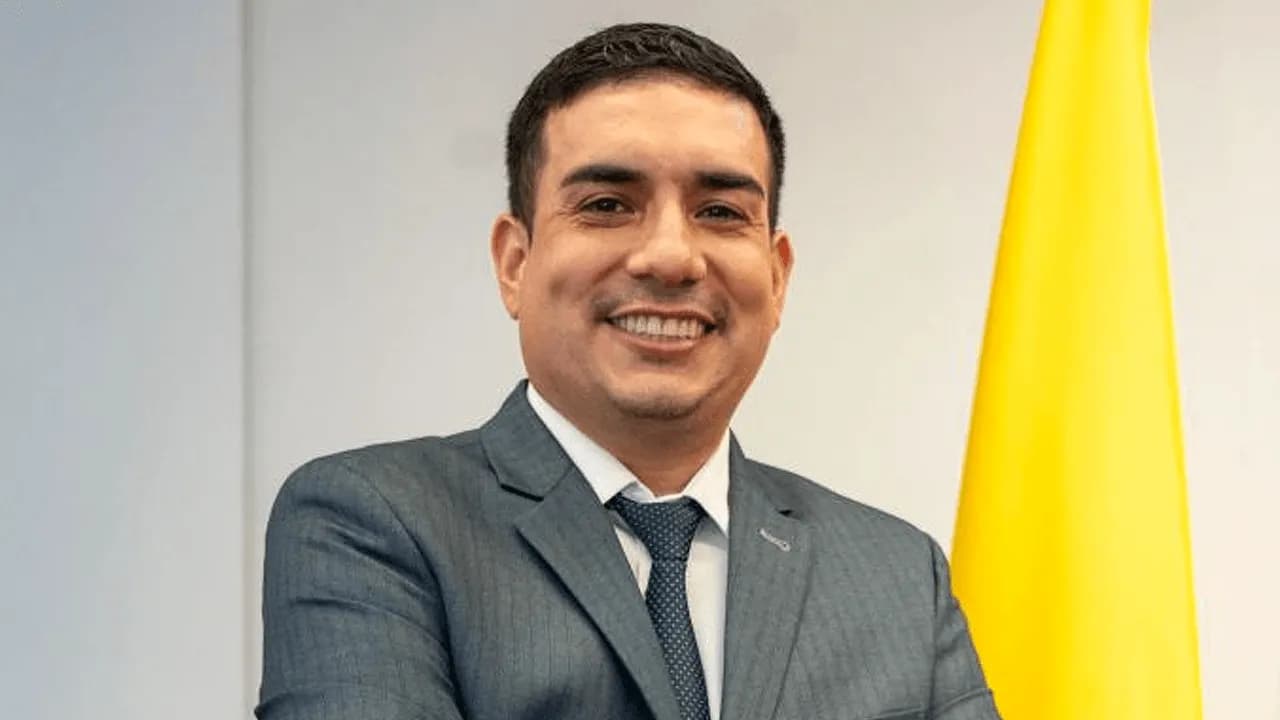 Suspenden del cargo al director de Fenoge, Brayan Giraldo, por la contratación millonaria de paneles solares: Procuraduría le abrió investigación Suspenden del cargo al director de Fenoge, Brayan Giraldo, por la contratación millonaria de paneles solares: Procuraduría le abrió investigación