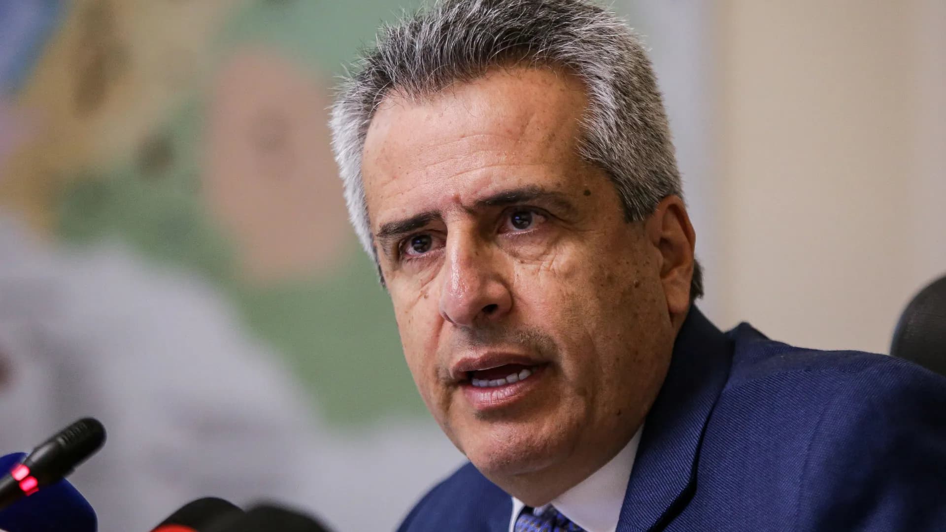 Luis Fernando Velasco se entrega a la justicia por segunda vez para cumplir detención domiciliaria por el caso de la UNGRD Luis Fernando Velasco se entrega a la justicia por segunda vez para cumplir detención domiciliaria por el caso de la UNGRD
