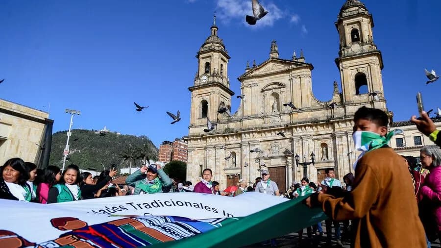 Bogotá. Octubre 24 de 2025. Cientos de personas se reúnen en la plaza de Bolívar en apoyo al gobierno del presidente Gustavo Petro y en apoyo a la Asamblea Nacional Constituyente. (Colprensa - Lina Gasca) Bogotá. Octubre 24 de 2025. Cientos de personas se reúnen en la plaza de Bolívar en apoyo al gobierno del presidente Gustavo Petro y en apoyo a la Asamblea Nacional Constituyente. (Colprensa - Lina Gasca)