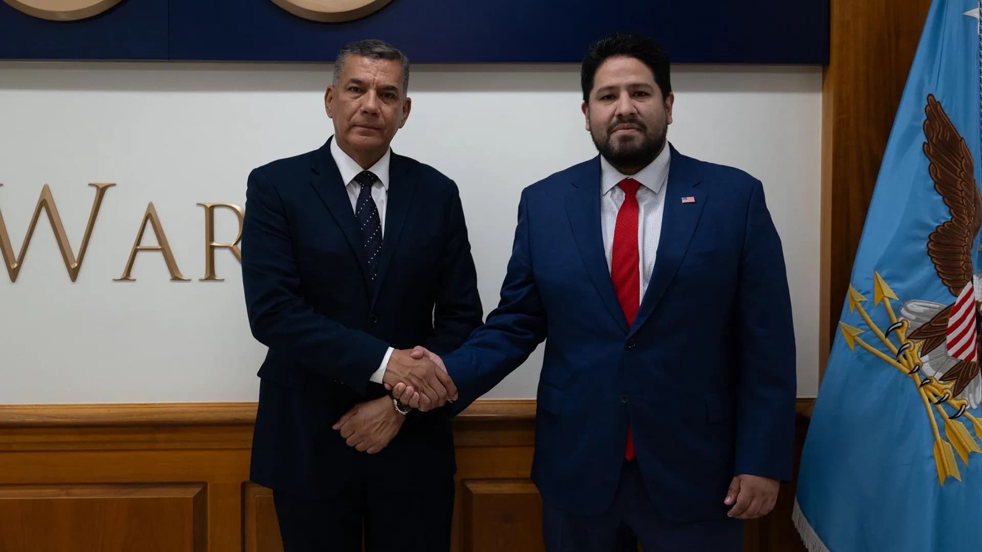 Reunión del ministro de Defensa designado y el subsecretario de Defensa de Estados Unidos. Créditos: Redes Sociales de Joseph Humire. Reunión del ministro de Defensa designado y el subsecretario de Defensa de Estados Unidos. Créditos: Redes Sociales de Joseph Humire.