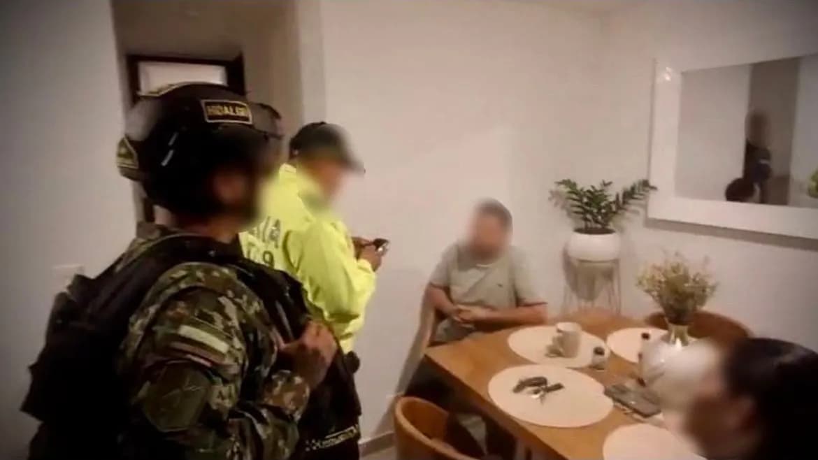 Capturan a cuatro militares retirados señalados de integrar una red de tráfico de armas y municiones Capturan a cuatro militares retirados señalados de integrar una red de tráfico de armas y municiones