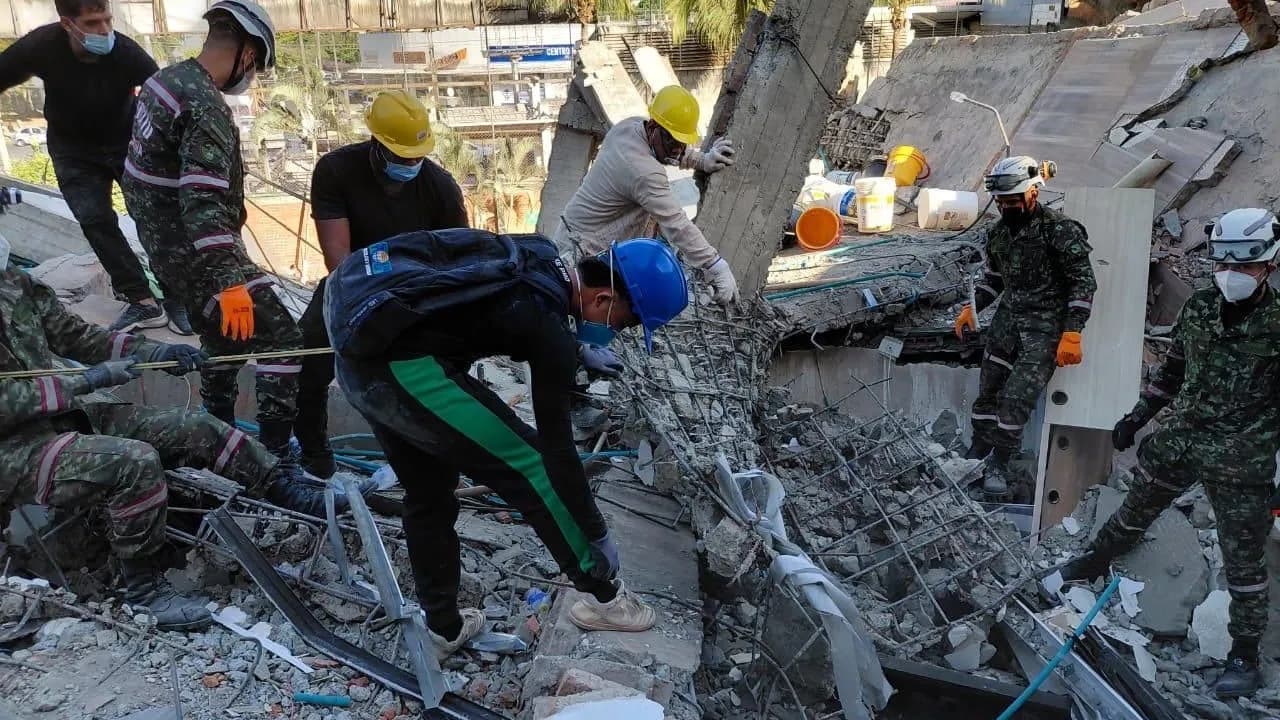 Los rescates que dan esperanza en medio de la tragedia por el terremoto: una mujer aguantó 36 horas atrapada Los rescates que dan esperanza en medio de la tragedia por el terremoto: una mujer aguantó 36 horas atrapada