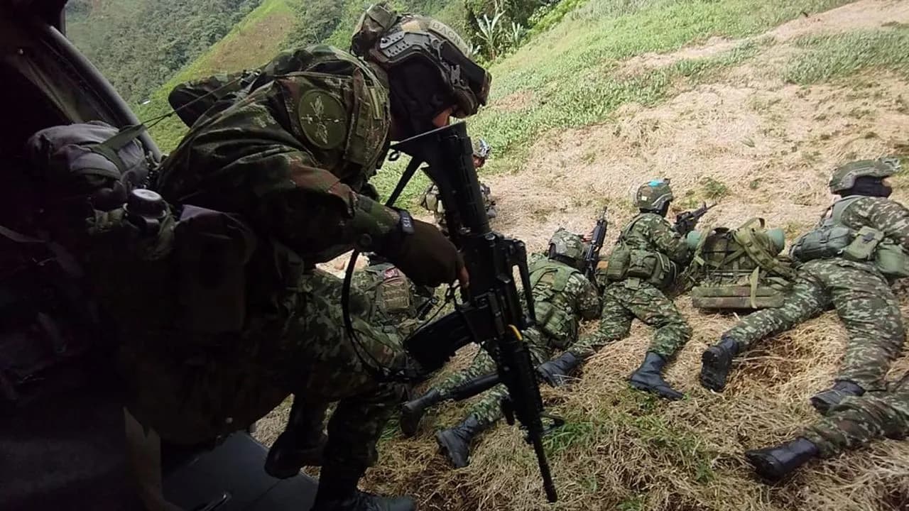 Desembarco de militares de un helicóptero Desembarco de militares de un helicóptero