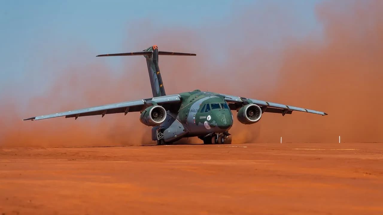 Luego de varios meses de negociaciones y de revisión de propuestas, Colombia firmó el contrato para la adquisición de dos aviones KC-390. Foto: Embraer. Luego de varios meses de negociaciones y de revisión de propuestas, Colombia firmó el contrato para la adquisición de dos aviones KC-390. Foto: Embraer.