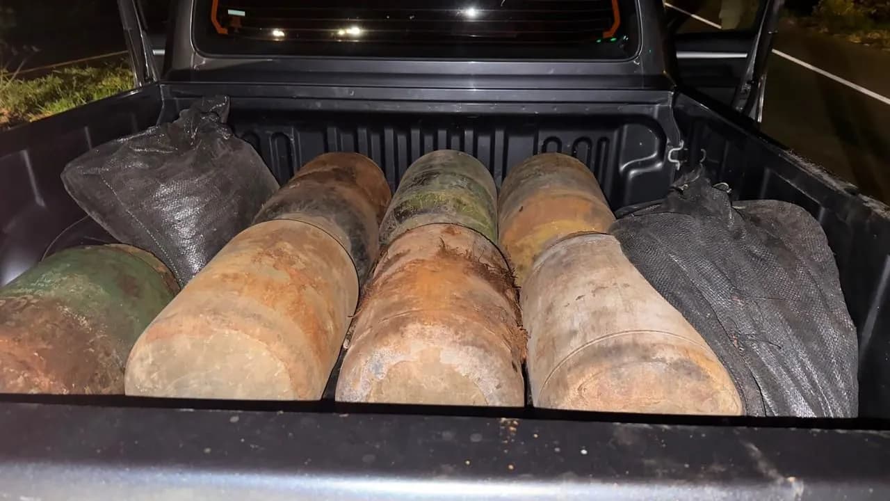 Escondida entre una buseta fueron encontradas las cargas explosivas con las que pretendía realizar un atentado las disidencias de las Farc. Foto: Policía Nacionall Escondida entre una buseta fueron encontradas las cargas explosivas con las que pretendía realizar un atentado las disidencias de las Farc. Foto: Policía Nacionall