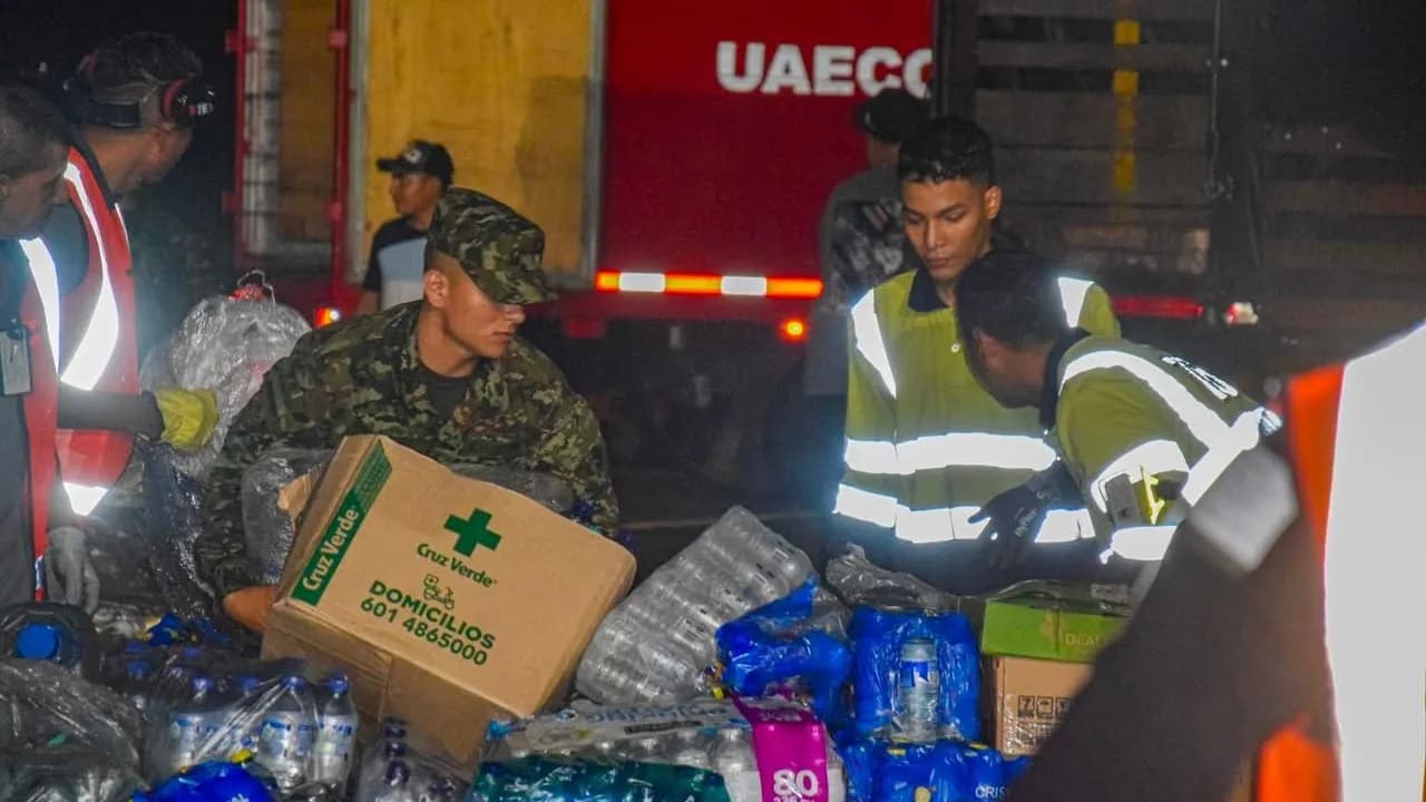 Las ayudas fueron trasladadas a puntos de acopio en Cali para su posterior distribución entre las familias afectadas, mientras el Ejército mantiene desplegadas sus capacidades en las zonas de emergencia. Las ayudas fueron trasladadas a puntos de acopio en Cali para su posterior distribución entre las familias afectadas, mientras el Ejército mantiene desplegadas sus capacidades en las zonas de emergencia.