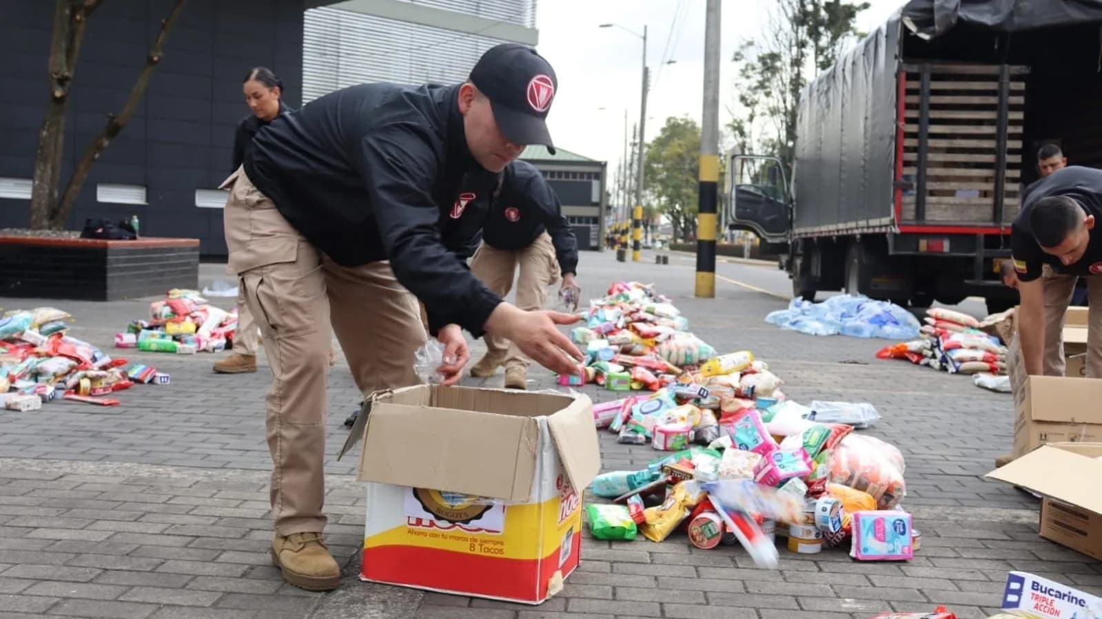 25 toneladas de alimentos, cobijas, colchonetas y otros elementos destinados a las familias afectadas por el terremoto. Foto: Ejército Nacional. 25 toneladas de alimentos, cobijas, colchonetas y otros elementos destinados a las familias afectadas por el terremoto. Foto: Ejército Nacional.