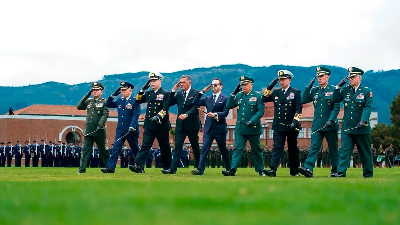 Presidente Abelardo de la Espriellla recibió honores de la saliente cúpula militar. Foto: Comando General Fuerzas Militares Presidente Abelardo de la Espriellla recibió honores de la saliente cúpula militar. Foto: Comando General Fuerzas Militares