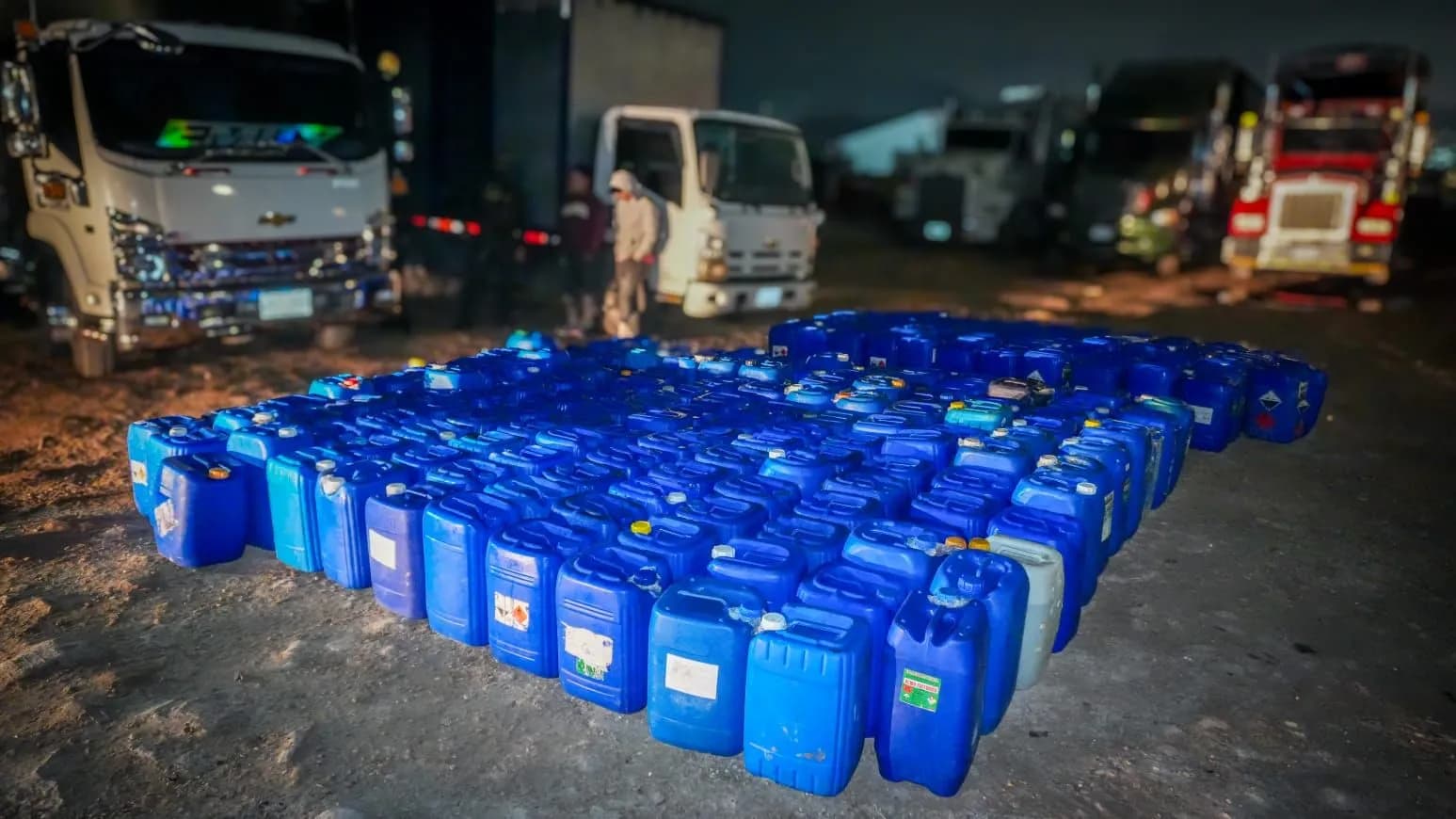 Incautan en Bogotá cuatro camiones con insumos para producir 70 toneladas de cocaína Incautan en Bogotá cuatro camiones con insumos para producir 70 toneladas de cocaína