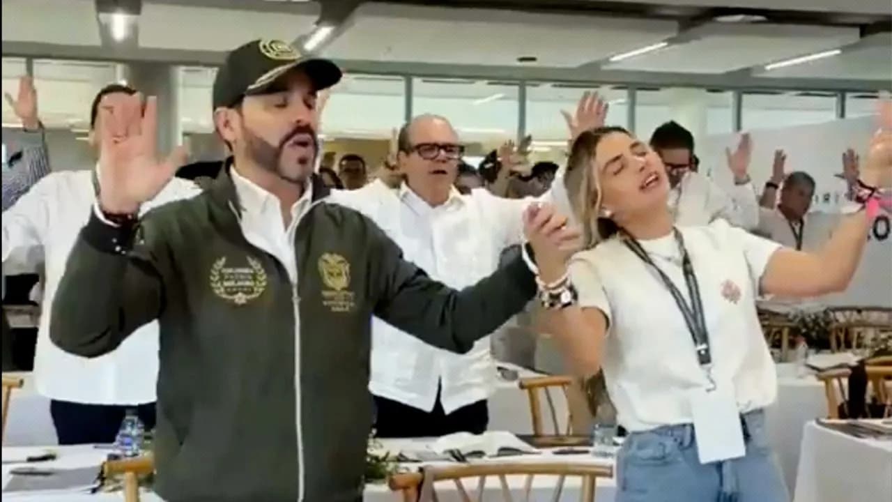 El presidente electo, Abelardo de la Espriella, y su esposa, Ana Lucía Pineda, durante un reciente retiro espiritual. Foto: captura de video. El presidente electo, Abelardo de la Espriella, y su esposa, Ana Lucía Pineda, durante un reciente retiro espiritual. Foto: captura de video.
